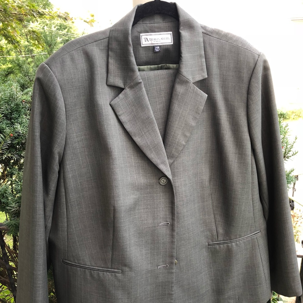 Travis Ayers Women’s Suit Size 24